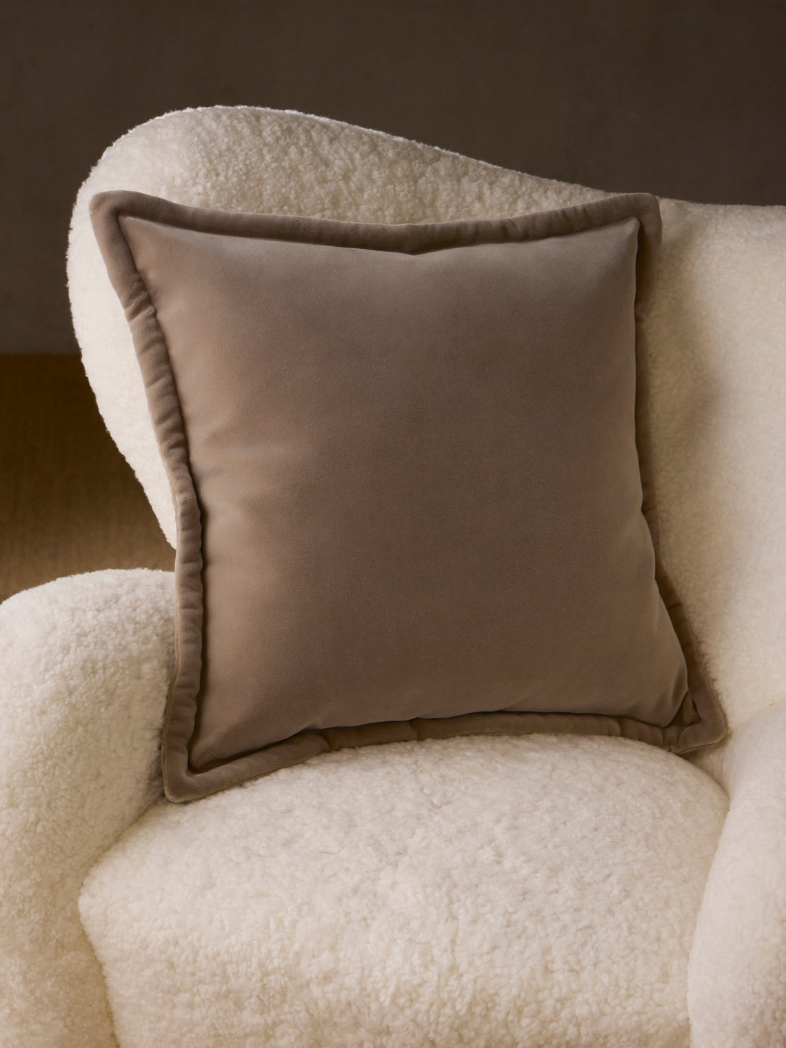 de Le Cuona - Vienna Velvet Sofa Cushion (21.5in/55cm) - Brown - ABASK