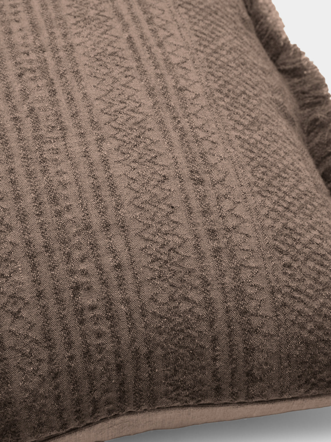 de Le Cuona - Kalahari Linen and Wool Fringe-Detail Cushion (19.5in/50cm) - Brown - ABASK