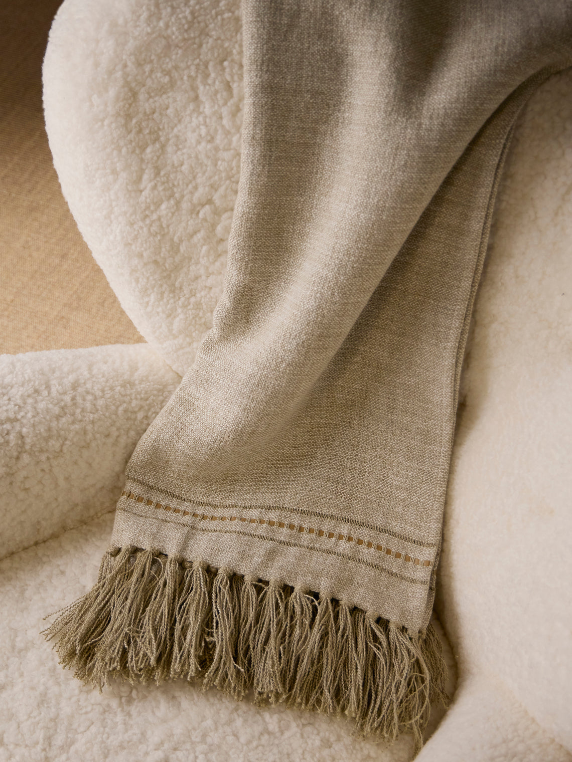 de Le Cuona - Hoxton Linen Fringed and Leather-Detail Throw (94.5in/2.4m) - Cream - ABASK