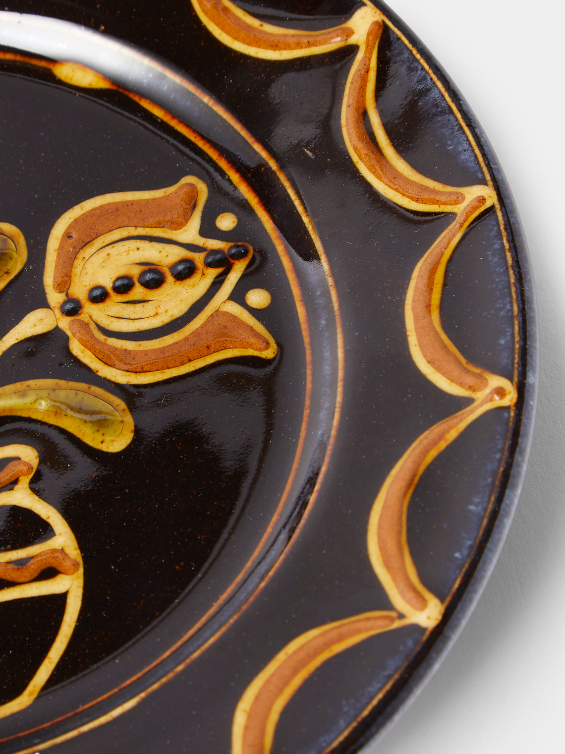 Fitch & McAndrew - Tulips Slipware Salad / Dessert Plate (7.5in/19cm) - Black - ABASK