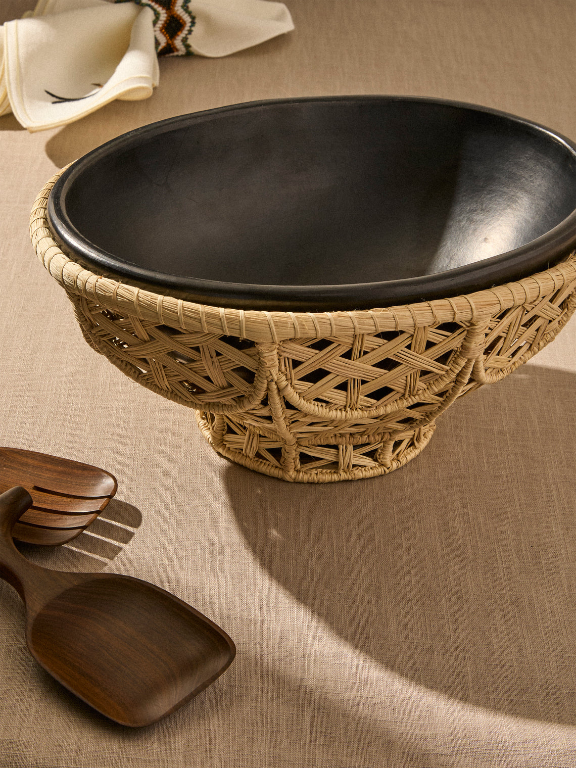 CasaLatina - Amaranta Handwoven Iraca Palm and Ceramic Salad Bowl - Black - ABASK