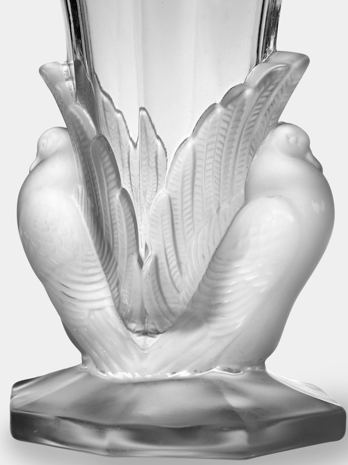 Antique and Vintage - 20th-Century Art Deco Lalique Dove Crystal Vase (10in/25cm) - Clear - ABASK