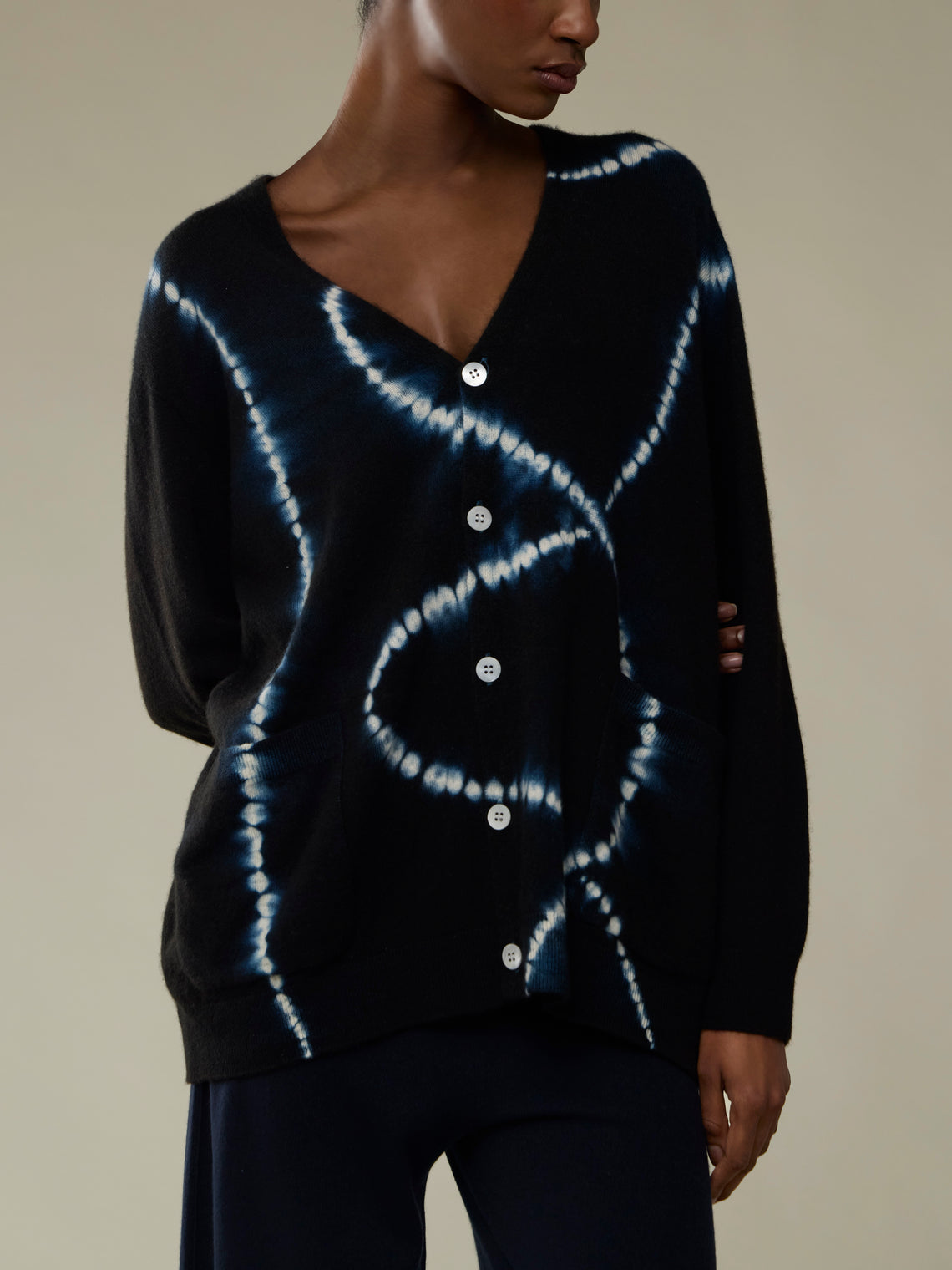 Suzusan - Shibori Cashmere Seamless Wide Cardigan - Black - ABASK