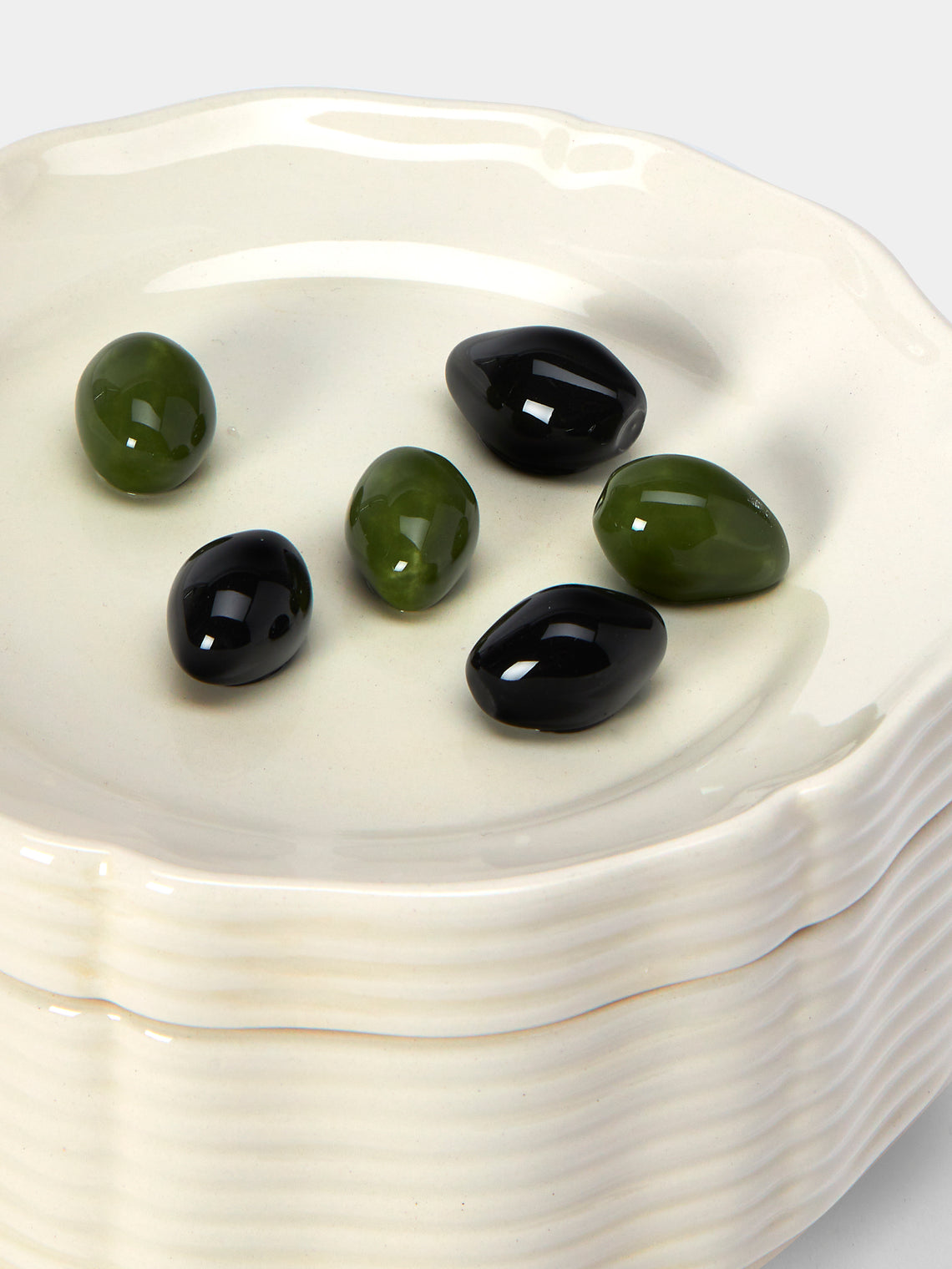 Este Ceramiche - Olives Hand-Painted Ceramic Trompe-L'oeil Small Serving Dish - White - ABASK