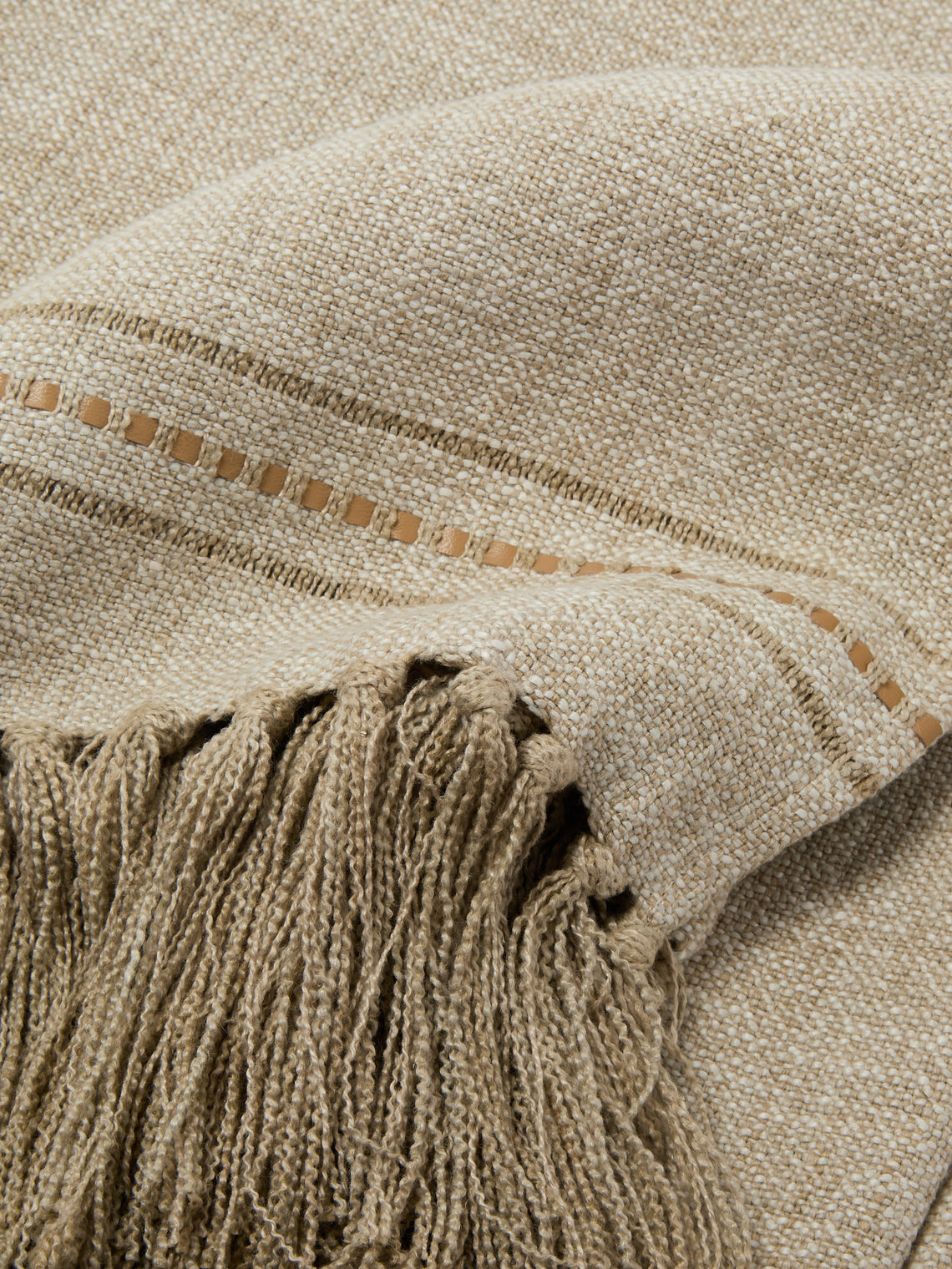 de Le Cuona - Hoxton Linen Fringed and Leather-Detail Throw (94.5in/2.4m) - Cream - ABASK