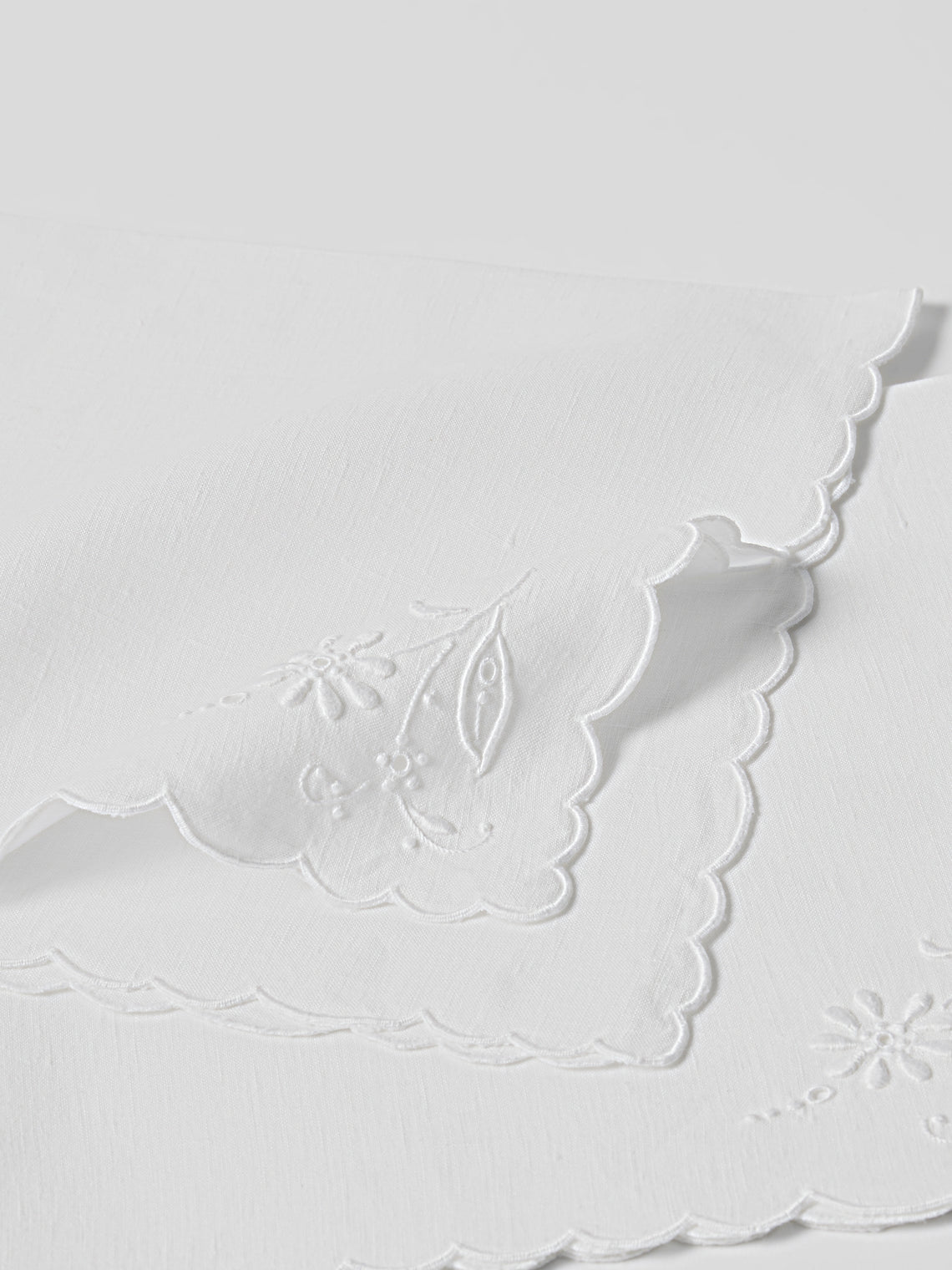 Taf Firenze - | Set of 12 | Floral Openwork Hand-Embroidered Linen Tablecloth and Napkins - White - ABASK