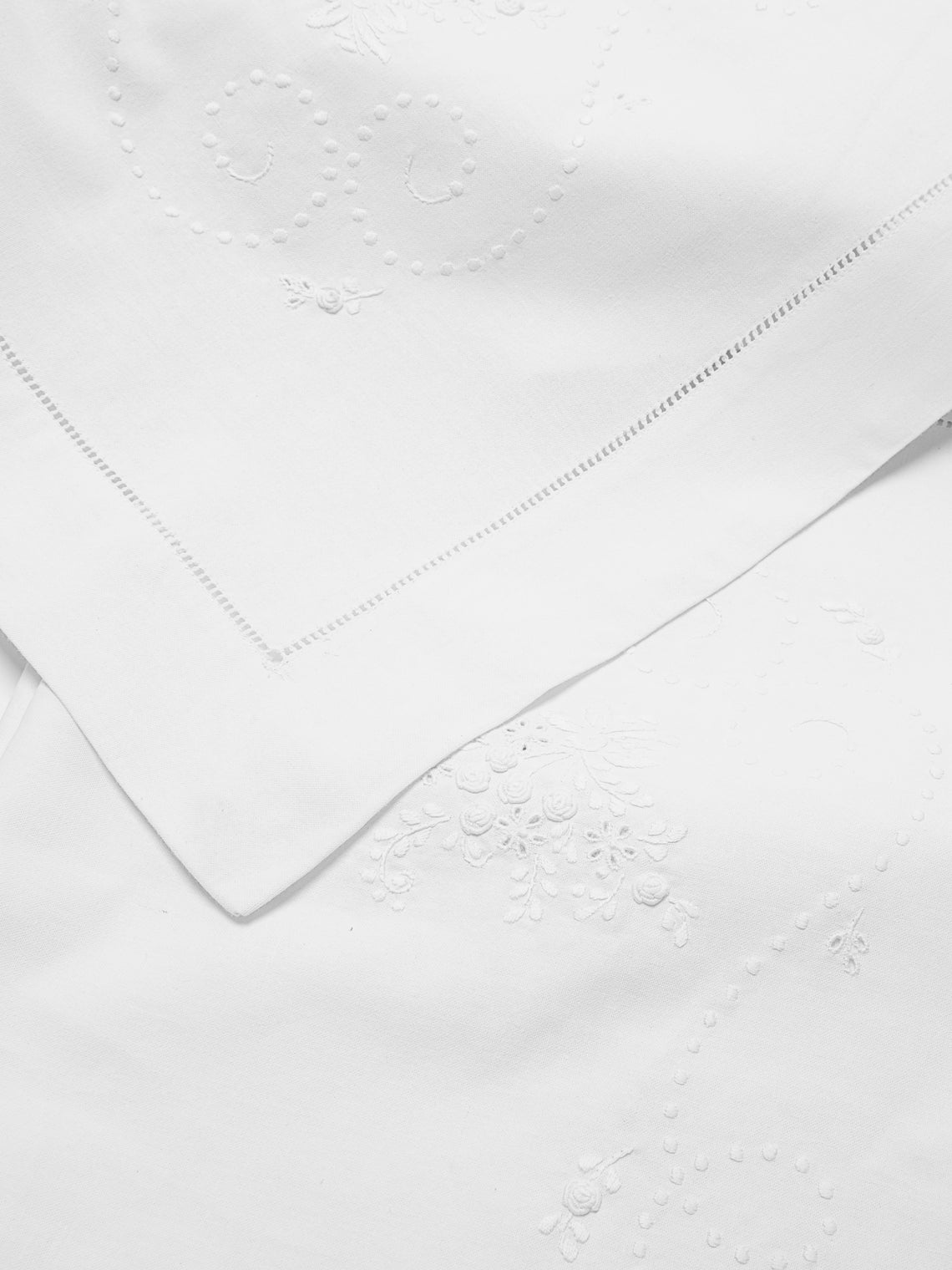 Rolande du Dreuilh Créations - Bouton Hand-Embroidered Cotton Oblong Tablecloth (122in/3.1m) - White - ABASK