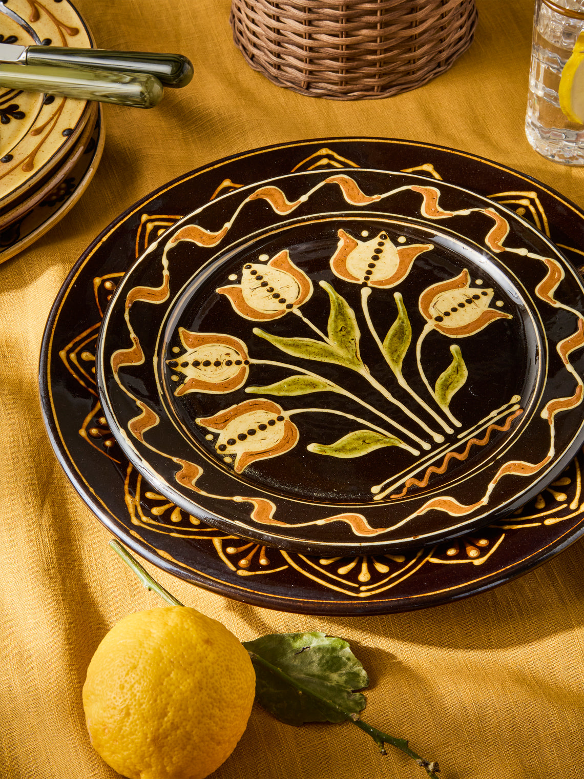 Fitch & McAndrew - Tulips Slipware Dinner Plate (10.2in/26cm) - Black - ABASK