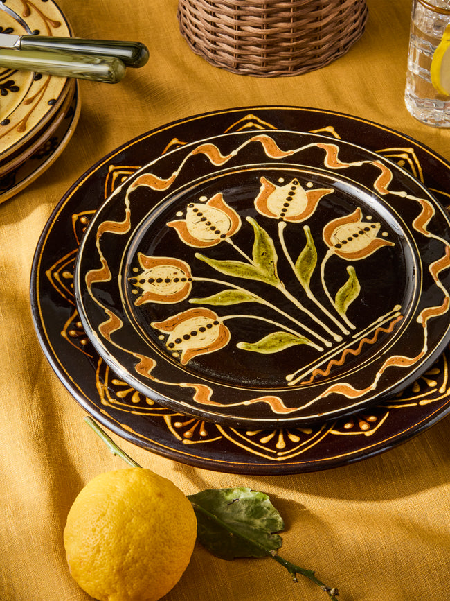 Fitch & McAndrew - Tulips Slipware Dinner Plate (10.2in/26cm) - Black - ABASK