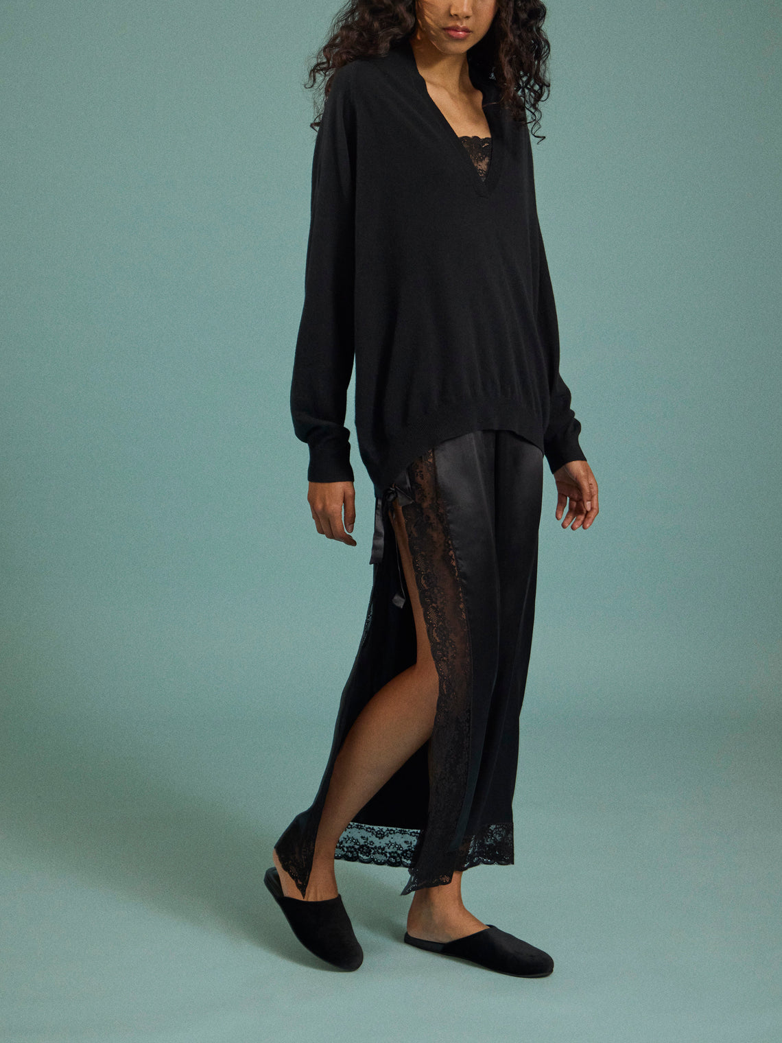 Arch4 - Oona Baby Goat Cashmere V-Neck Sweater | Size: S - Black - ABASK