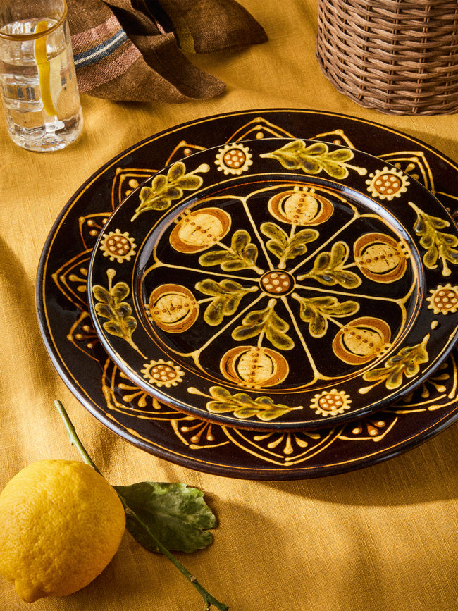 Fitch & McAndrew - Poppies Slipware Dinner Plate (10.4in/26.5cm) - Black - ABASK