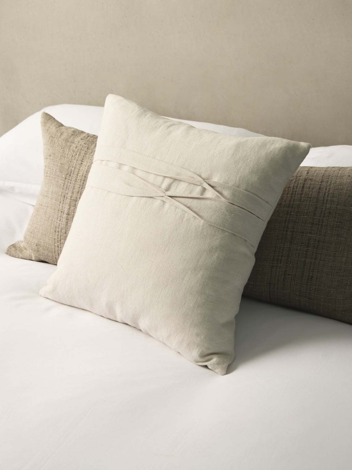 De Le Cuona - Lotus Linen Box-Pleat Cushion (19.5in/50cm) - White - ABASK