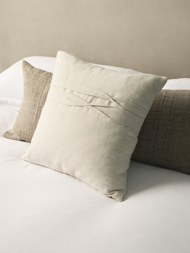 De Le Cuona - Lotus Linen Box-Pleat Cushion (19.5in/50cm) - White - ABASK