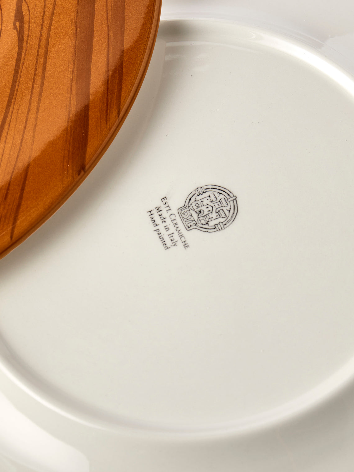 Este Ceramiche - Faux Bois Ceramic Charger Plates – 12.5in/32cm (Set of 4) - Brown - ABASK