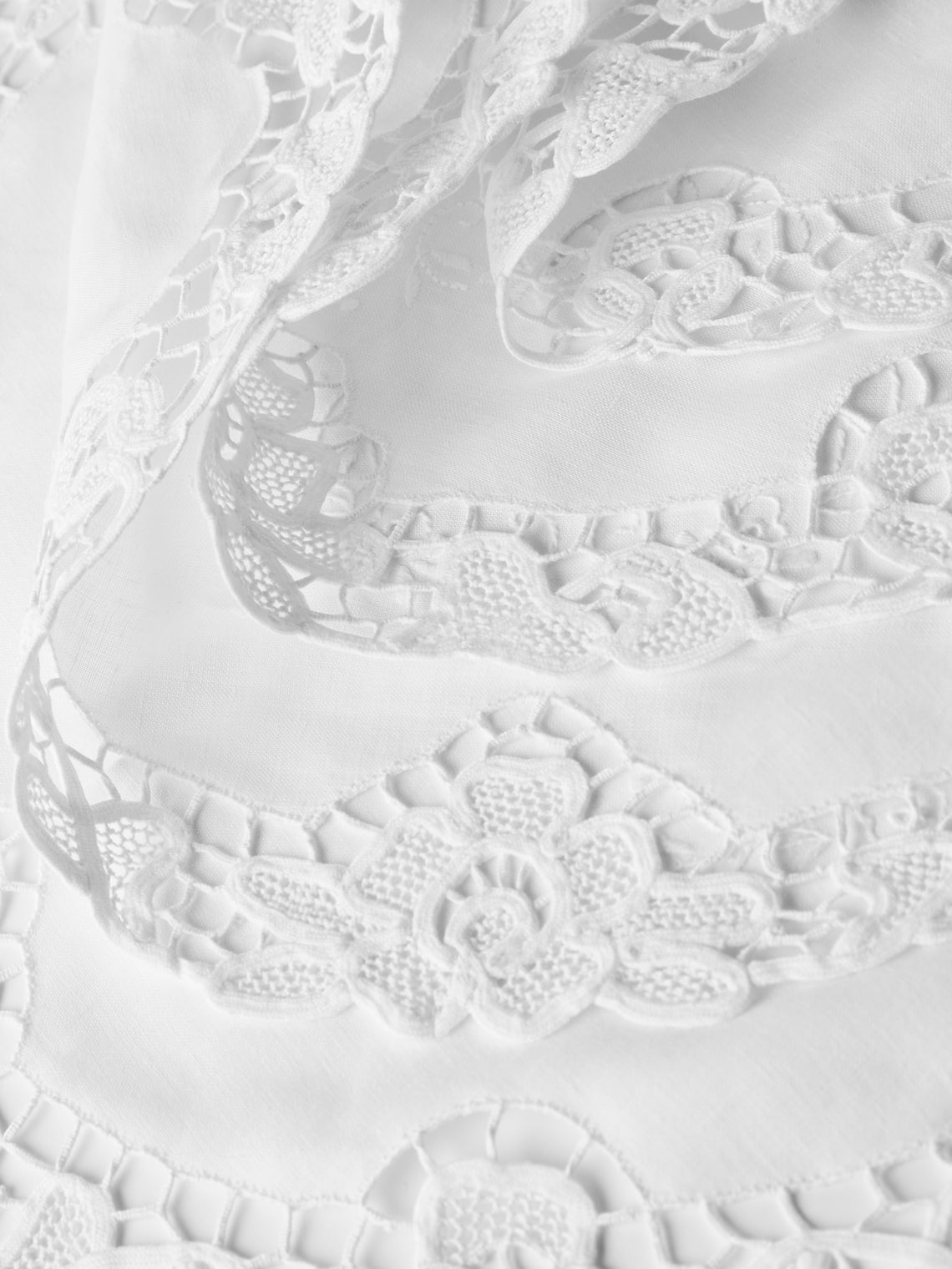 Rolane du Dreuih Creations - Lacework Linen Medium Round Placemats (Set of 4) - Ivory - ABASK