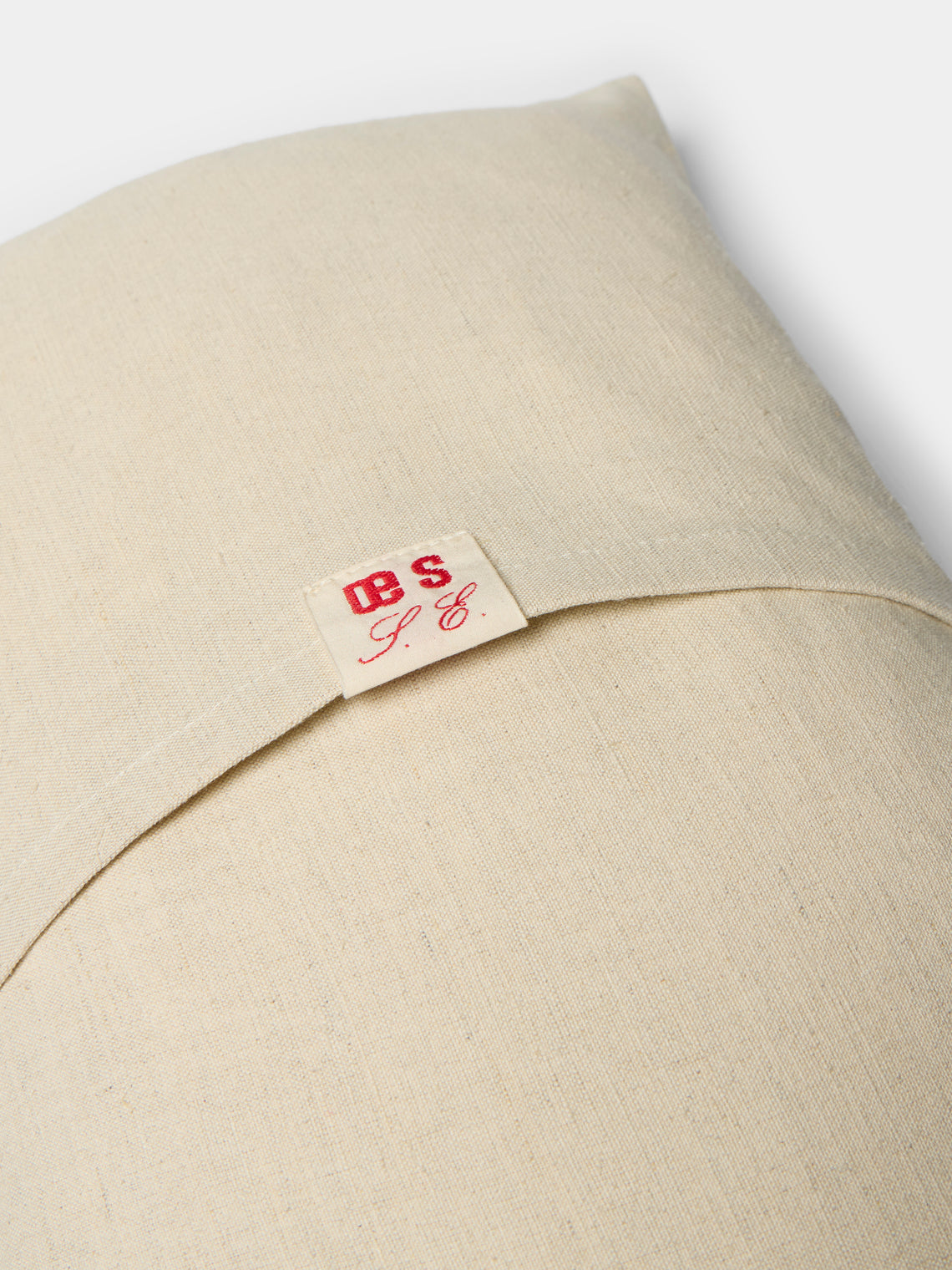 Oeuvres Sensibles - Picture Hand-Embroidered Cotton and Hemp Cushion (15.5in/40cm) - Cream - ABASK