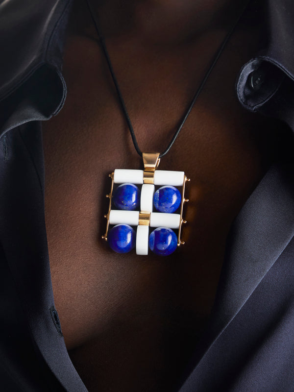 Mahnaz Collection - Vintage Giorgio Facchini 18-Karat Yellow Gold, Lapis Lazuli and White Agate Kinetic Pendant - Blue - ABASK