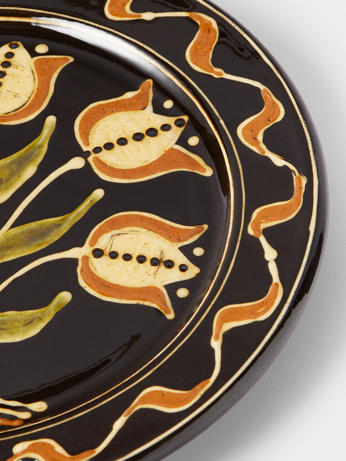 Fitch & McAndrew - Tulips Slipware Dinner Plate (10.2in/26cm) - Black - ABASK