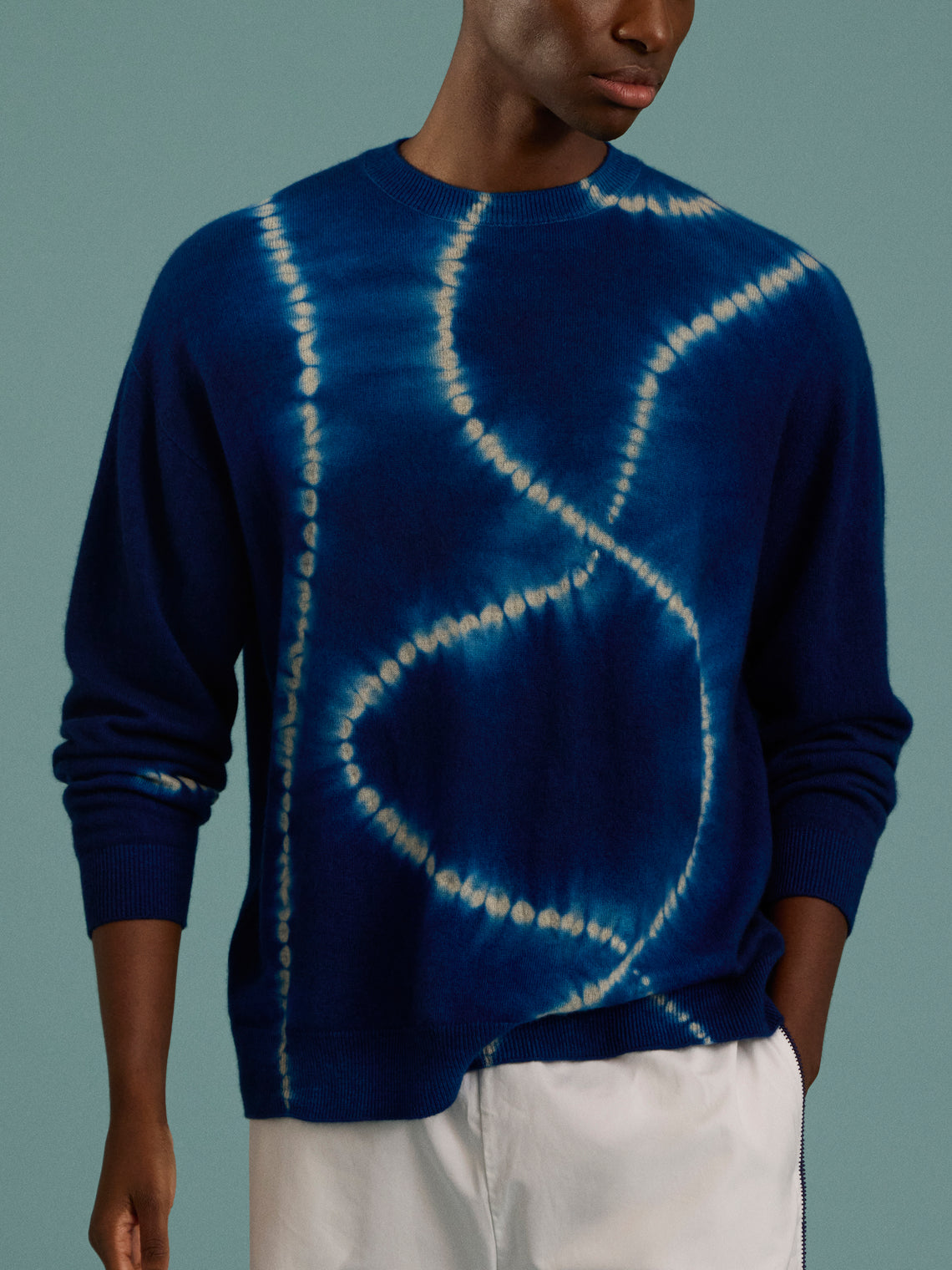 Suzusan - Men's Shibori Cashmere Seamless Wide Crew-Neck Sweater - Blue - ABASK
