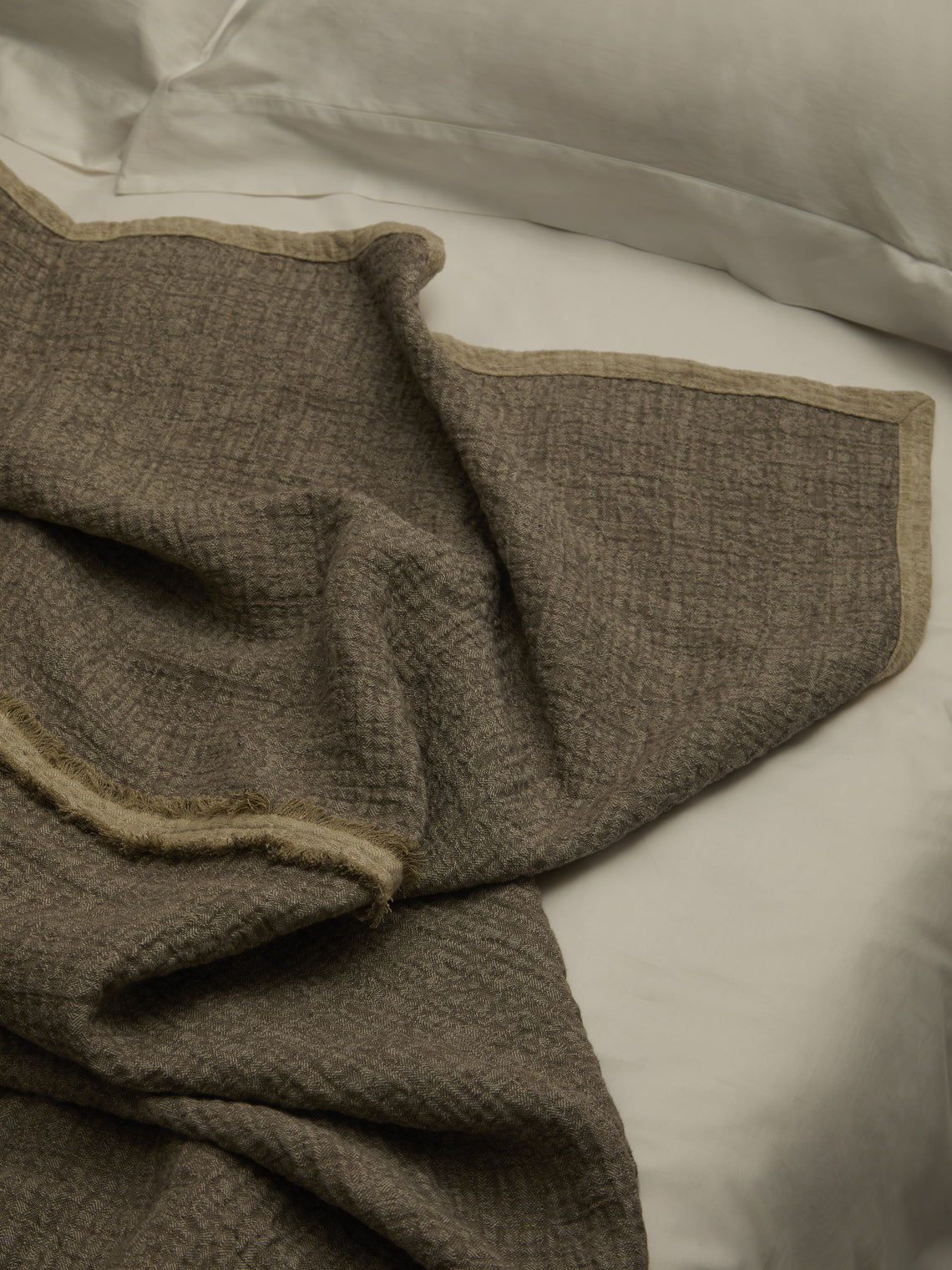 de Le Cuona - Sashiko Linen Blanket (94.5in/2.4m) - Gray - ABASK