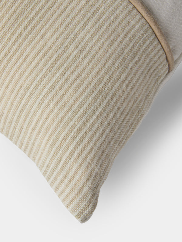 de Le Cuona - Hunter Linen Suede-Detail Cushion (19.5in/50cm) - White - ABASK