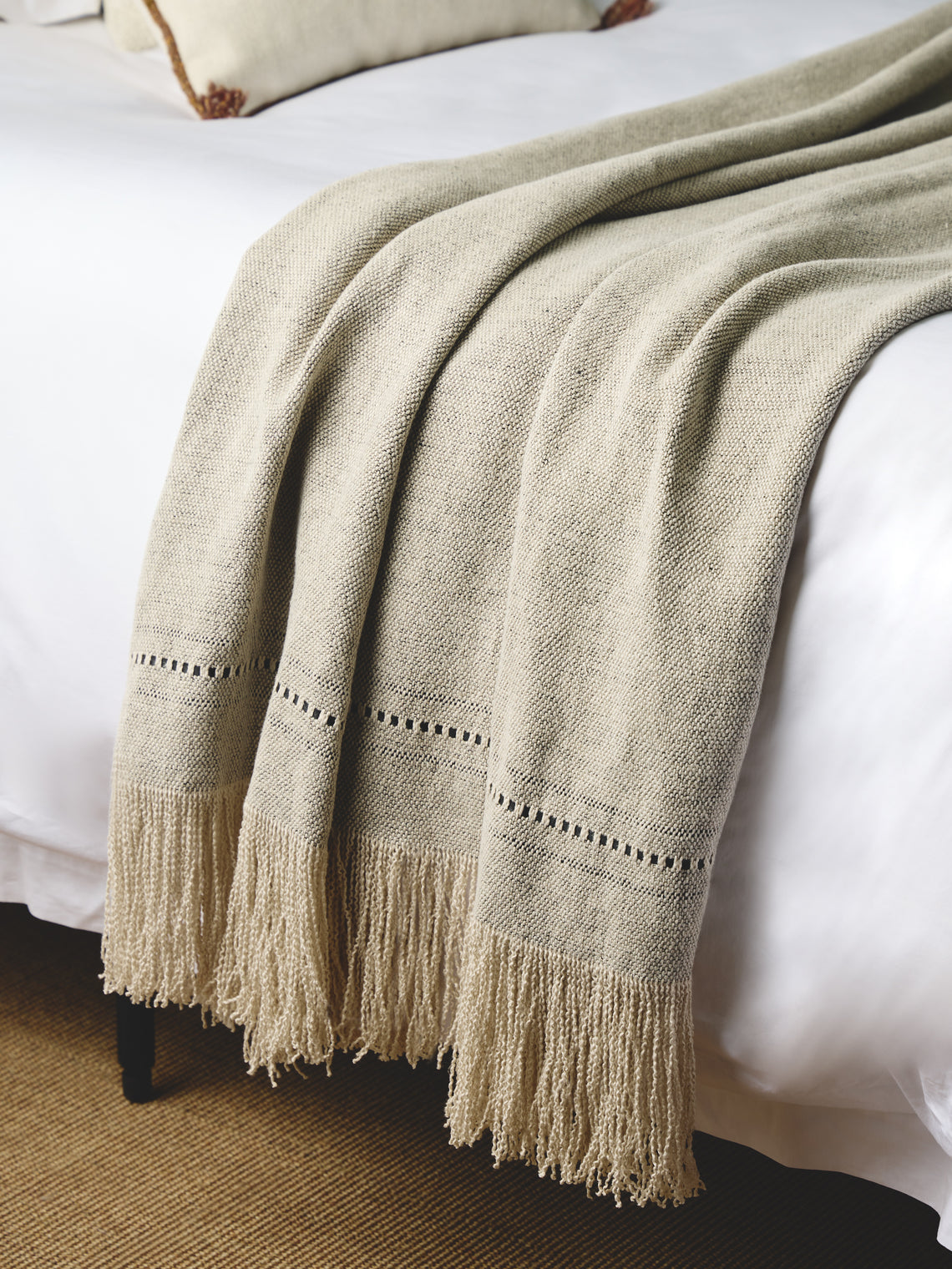 de Le Cuona - Fox Linen Fringe- and Leather-Detail Bed Blanket (94.5in/2.4m) - Cream - ABASK