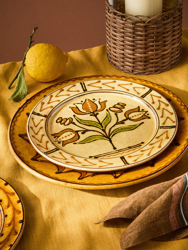 Fitch & McAndrew - Tulips and Buds Slipware Dinner Plate (10.2in/26cm) - Yellow - ABASK