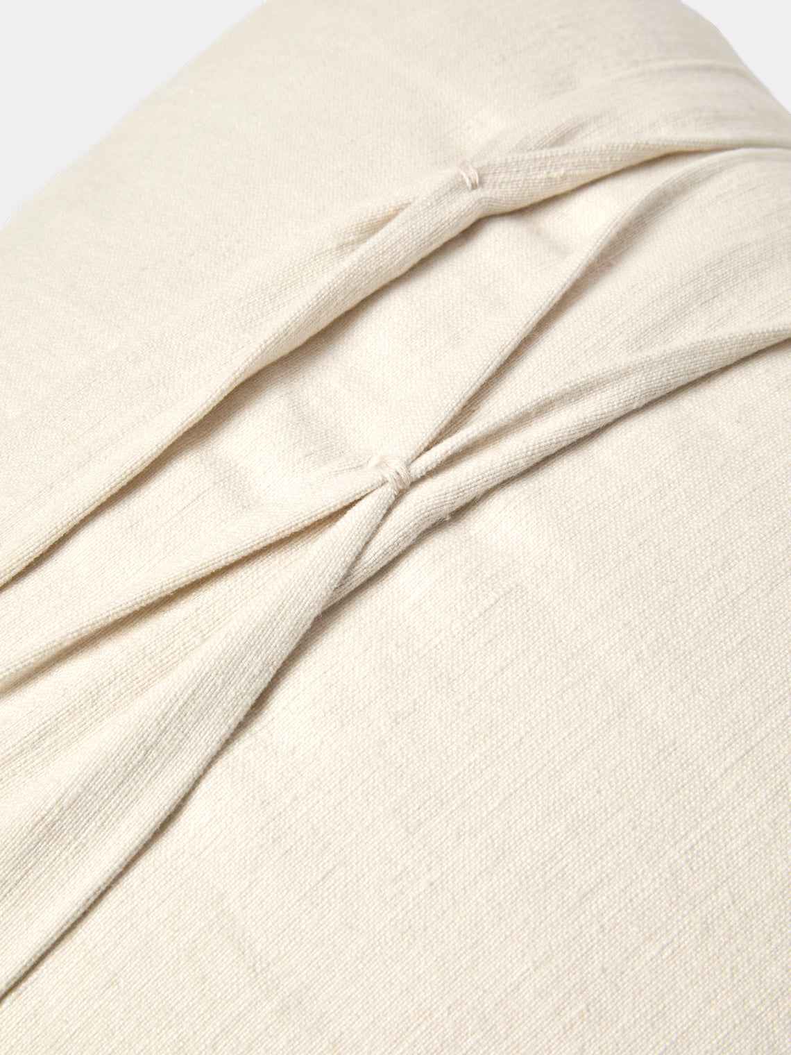 de Le Cuona - Lotus Linen Box-Pleat Cushion (19.5in/50cm) - White - ABASK