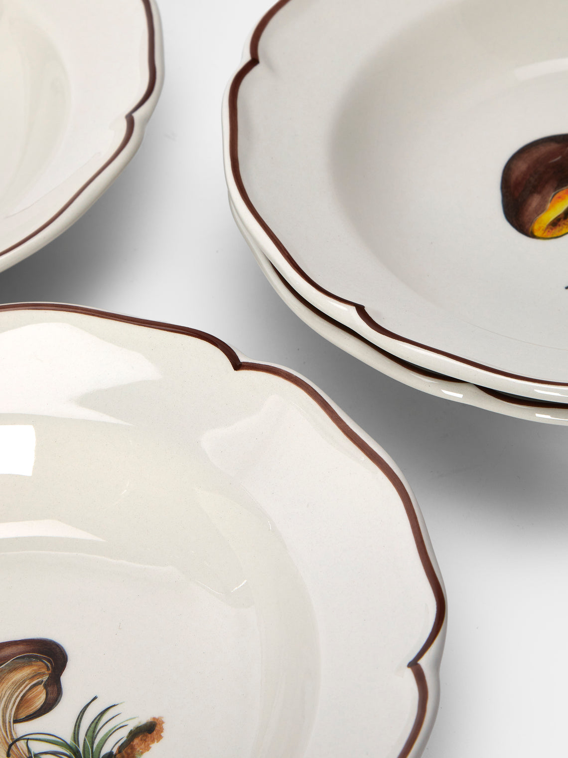 Este Ceramiche - Bristol Mushrooms Hand-Painted Ceramic Soup Plates – 9.5in/24cm (Set of 6) - White - ABASK