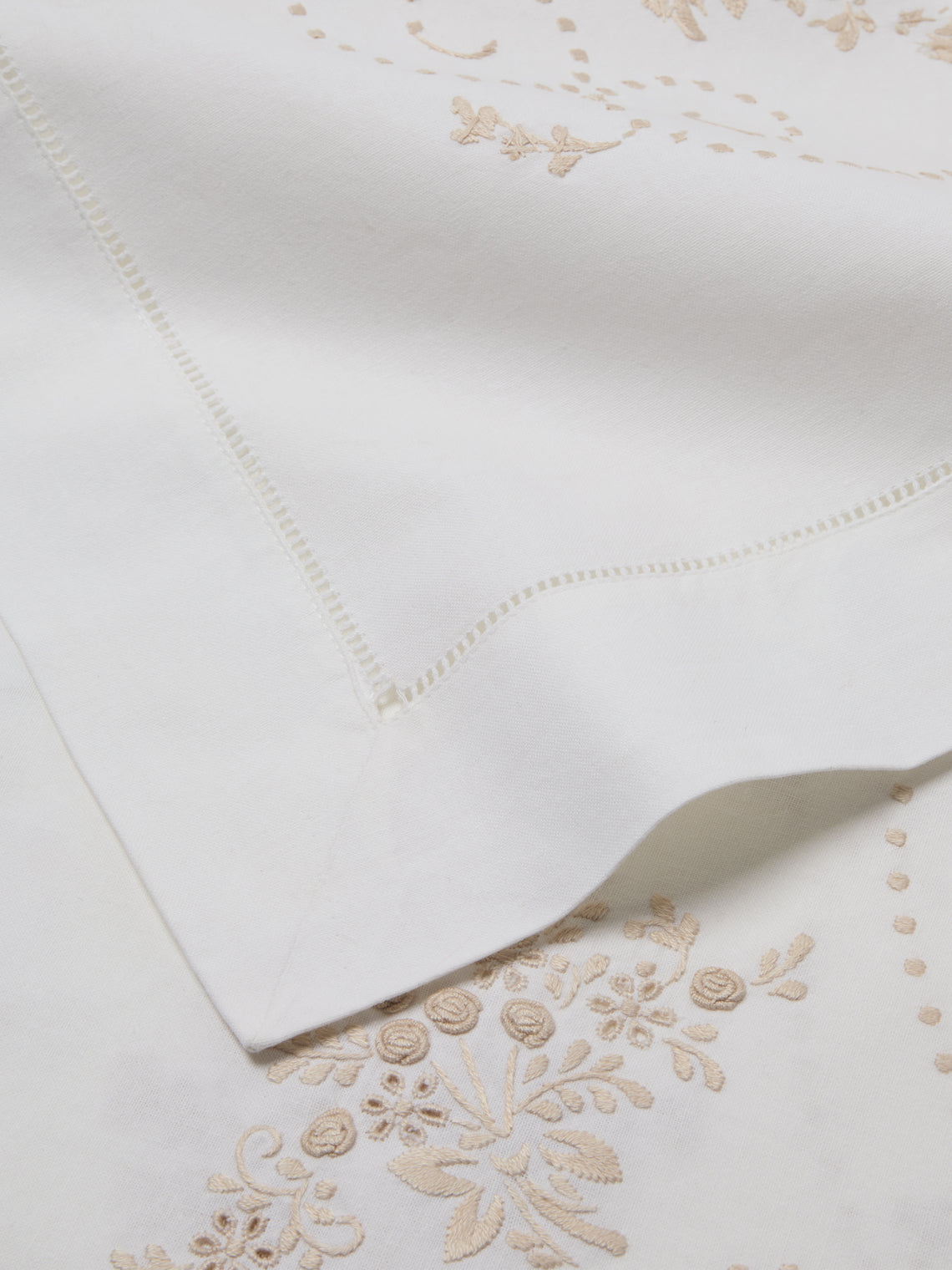 Rolande du Dreuilh Créations - Cotton Bouton Tablecloth (138in/3.5m) - White - ABASK