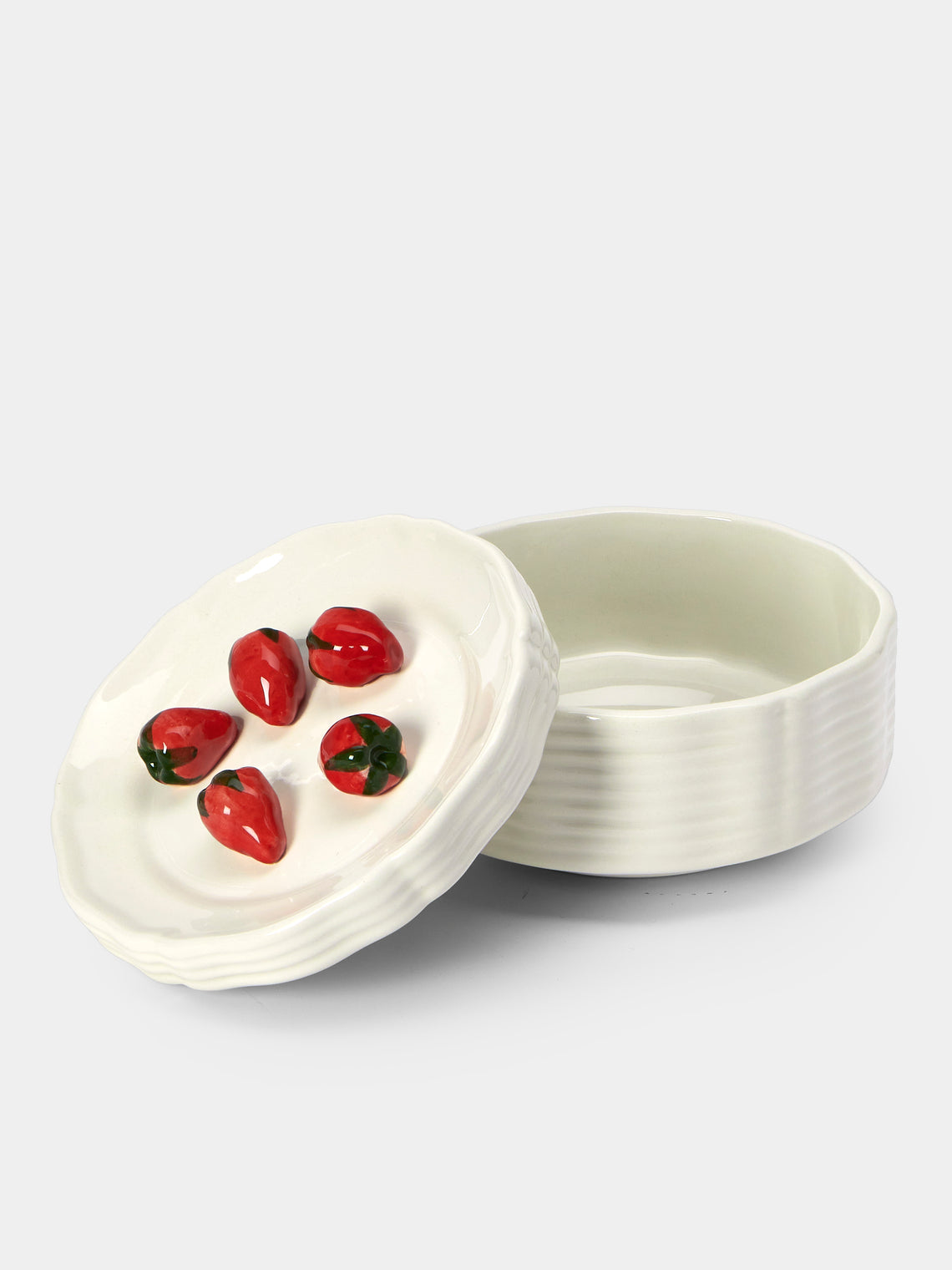 Este Ceramiche - Strawberries Hand-Painted Ceramic Trompe-L'oeil Small Serving Dish - White - ABASK