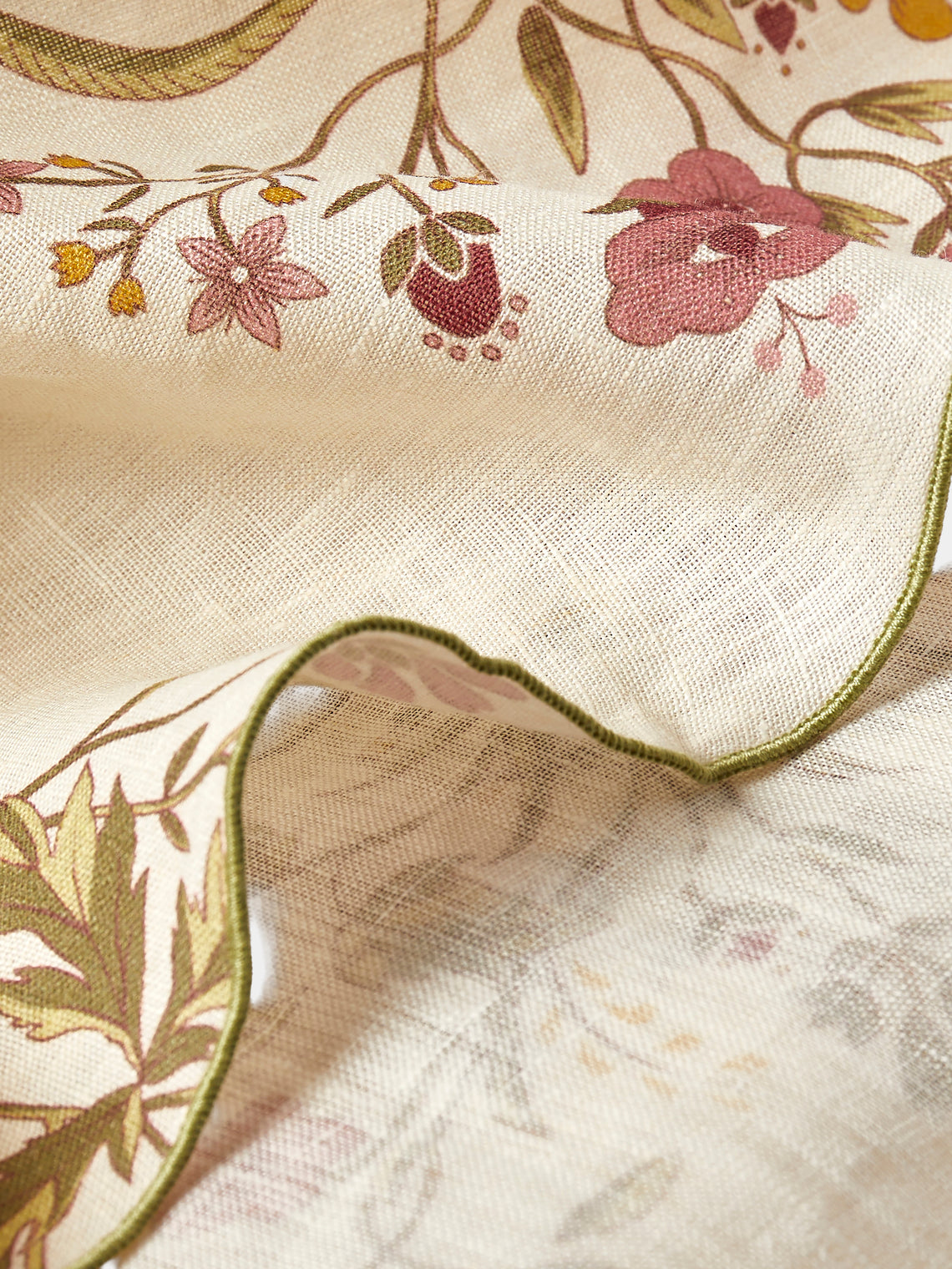 Volga Linen - Scarlet Flax & Field Flowers Overlock-Stitch Linen Round Tablecloth (110in/2.8m) - Cream - ABASK