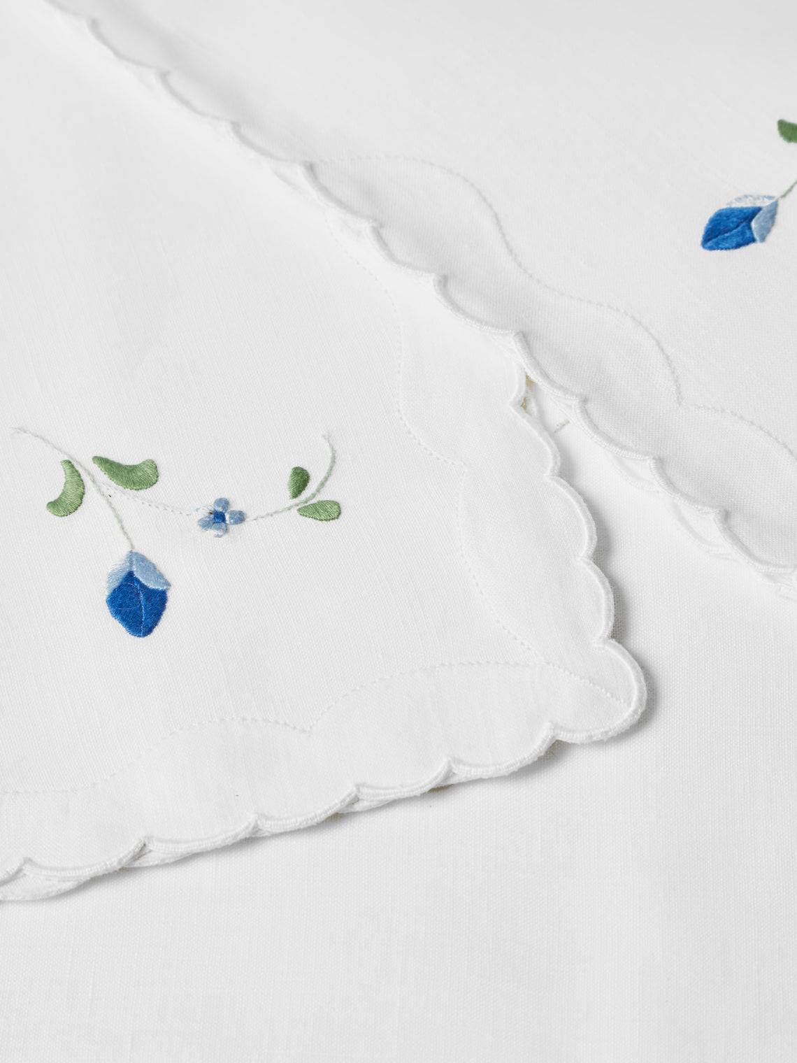 Taf Firenze - | Set of 12 | Hydrangea Hand-Embroidered Linen Tablecloth and Napkins - White - ABASK
