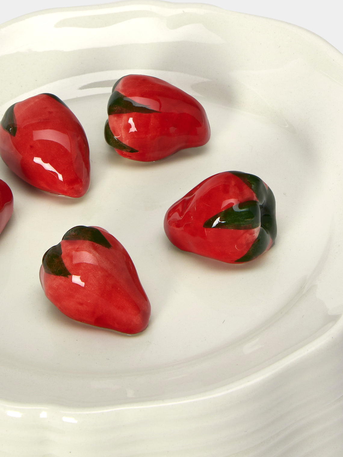 Este Ceramiche - Strawberries Hand-Painted Ceramic Trompe-L'oeil Small Serving Dish - White - ABASK