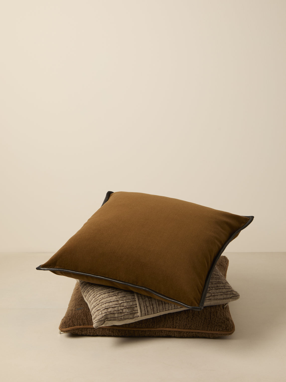 de Le Cuona - Merino Velvet Pillow (21.5in/55cm) - Brown - ABASK