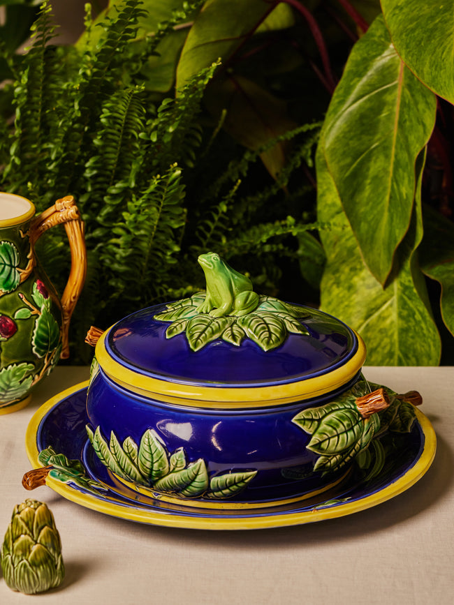 Verdolini - Frog Hand-Painted Majolica Ceramic Round Casserole Dish with Stand - Navy - ABASK