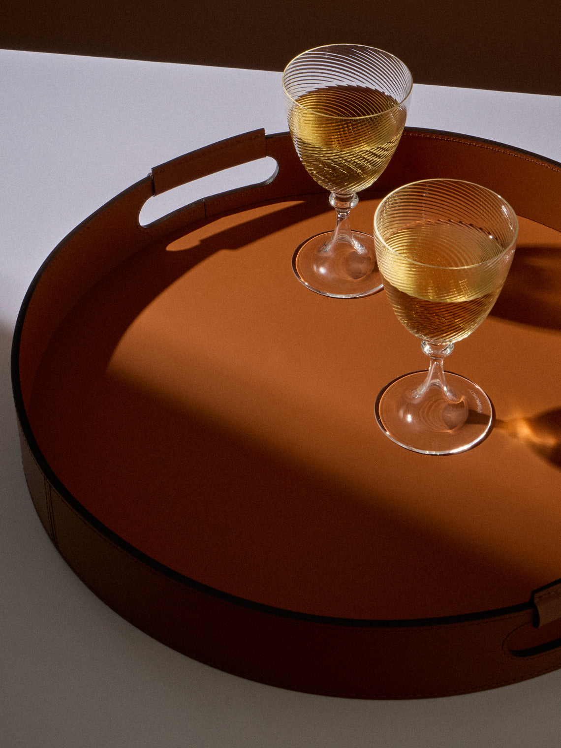 RUDI - Ginepro Leather Round Tray (16.5in/42.5cm) - Tan - ABASK