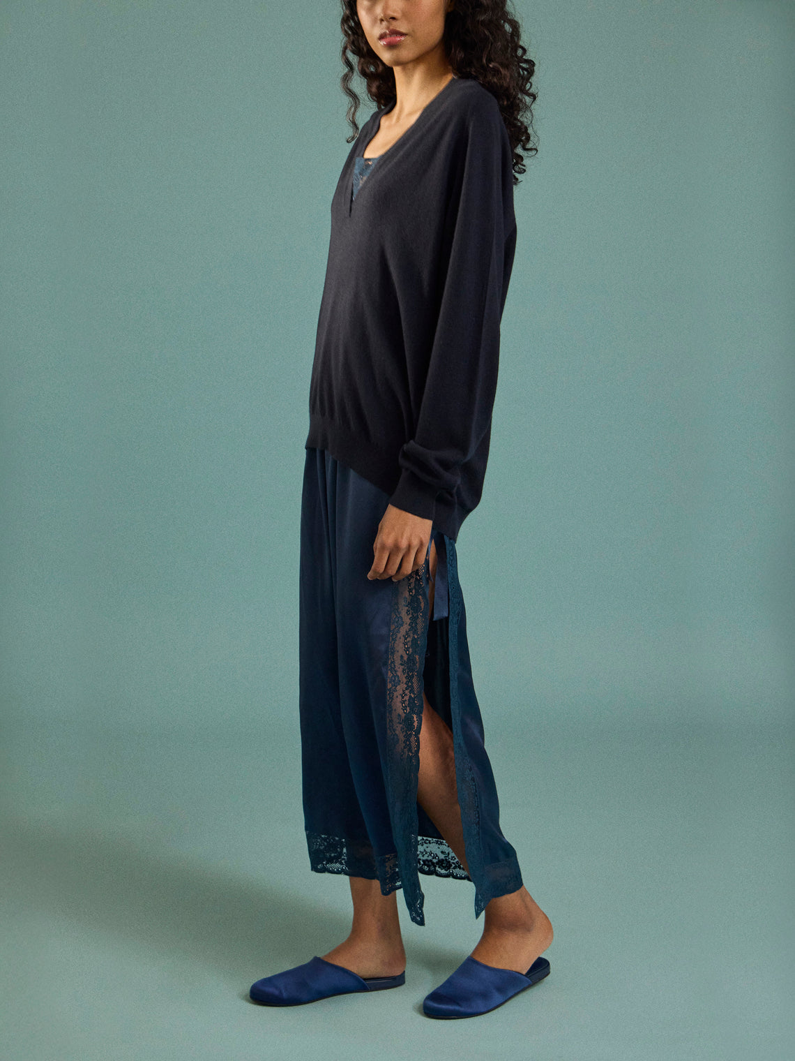 Arch4 - Oona Baby Goat Cashmere V-Neck Sweater | Size: S - Navy - ABASK