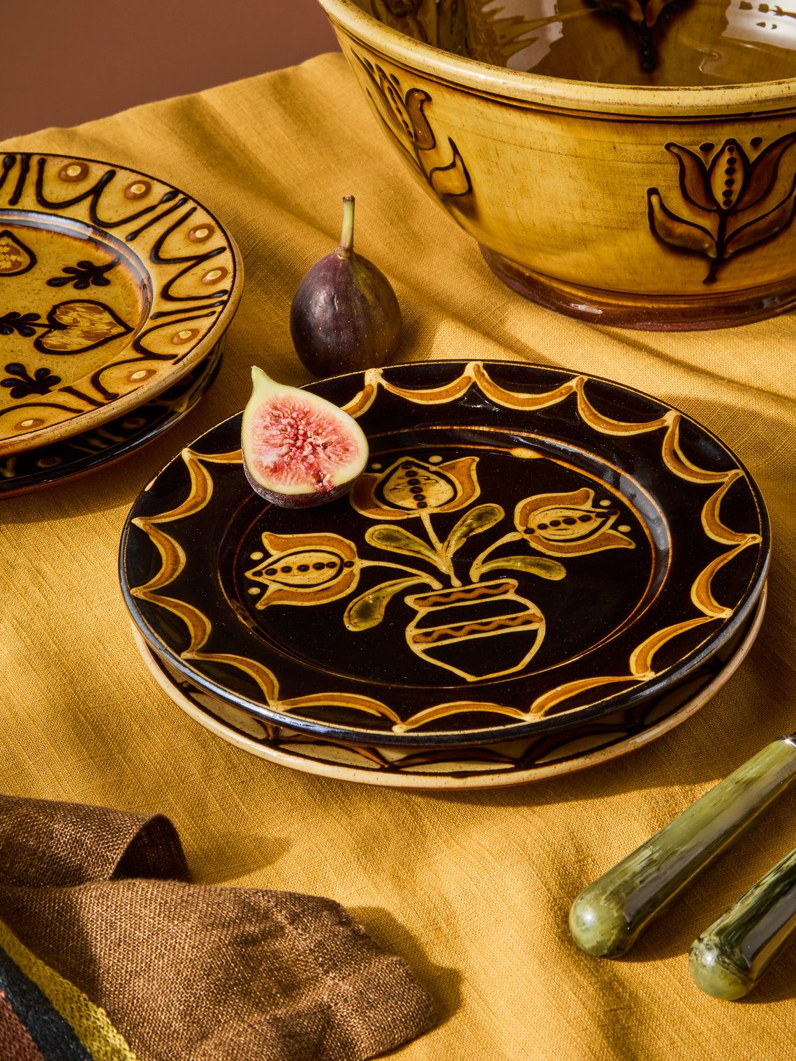 Fitch & McAndrew - Tulips Slipware Salad / Dessert Plate (7.5in/19cm) - Black - ABASK