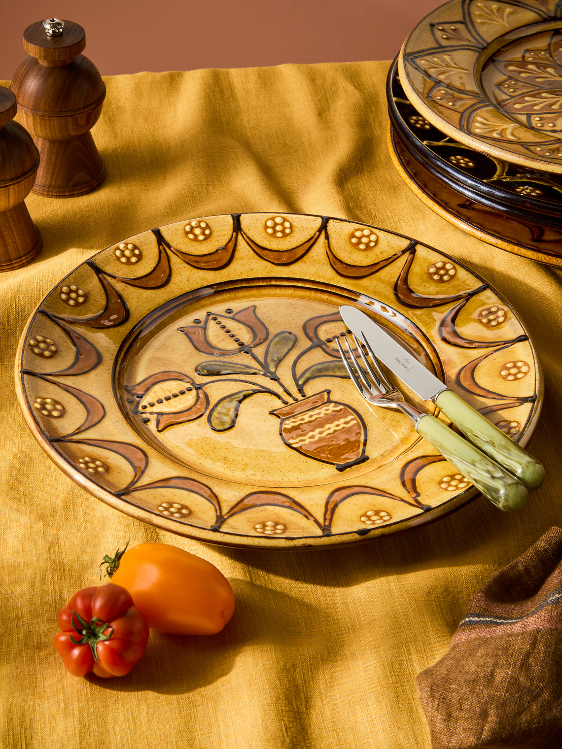 Fitch & McAndrew - Tulips Slipware Serving Plate (12.8in/32.5cm) - Yellow - ABASK