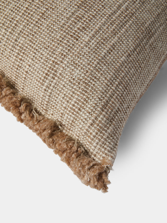 de Le Cuona - Forage Cloth Linen Fringe-Detail Cushion (17.5in/45cm) - Green - ABASK