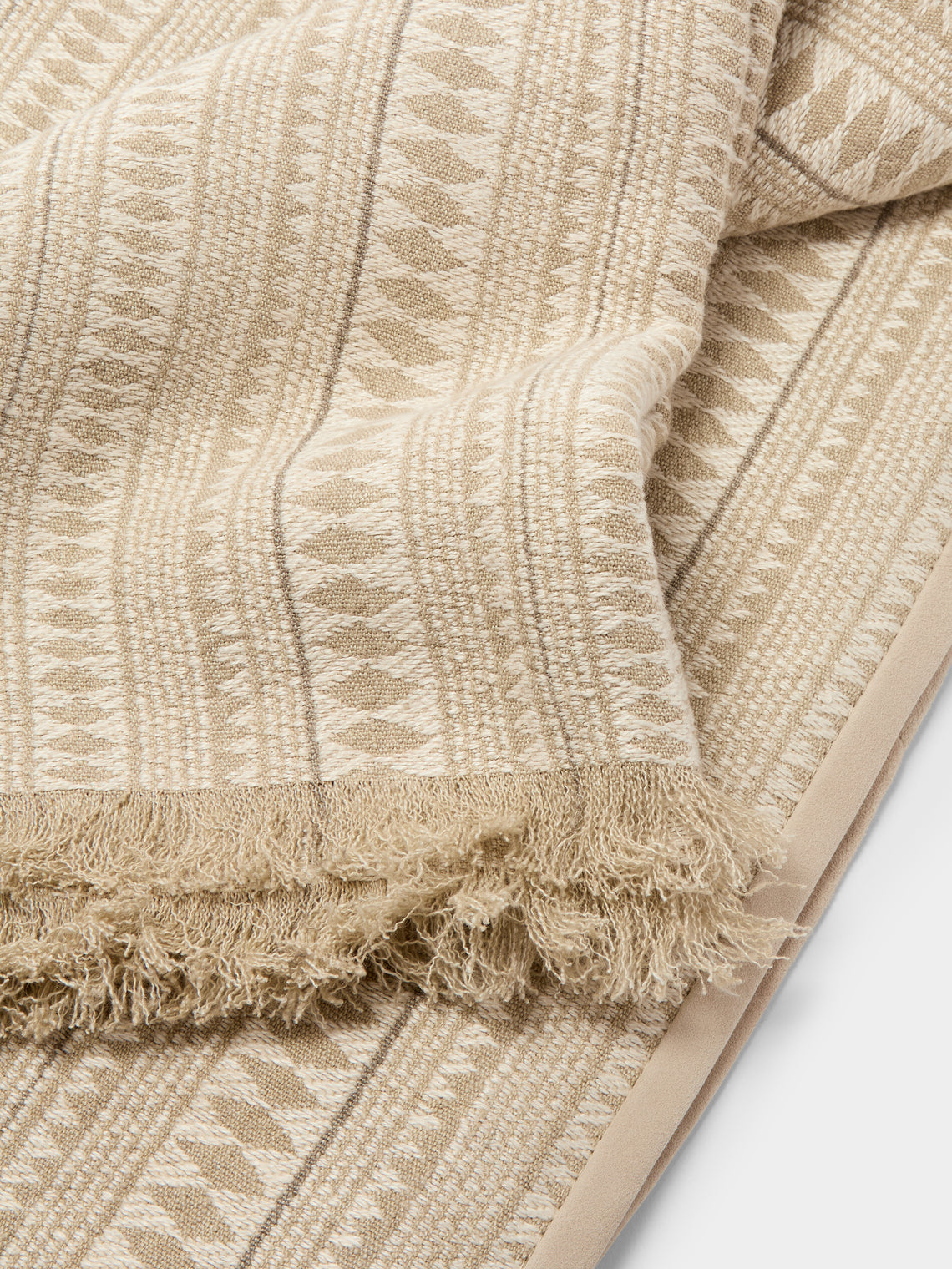 de Le Cuona - Assegai Linen Fringed and Suede-Edge Throw (94.5in/2.4m) - Natural - ABASK