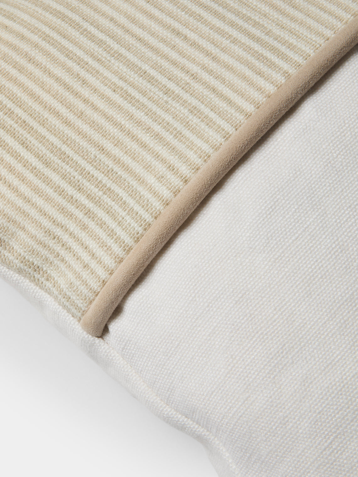 de Le Cuona - Hunter Linen Suede-Detail Cushion (19.5in/50cm) - White - ABASK