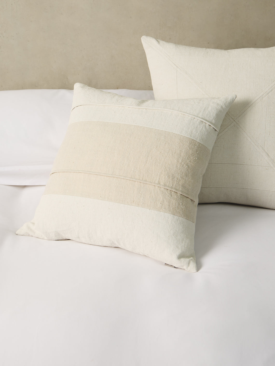 De Le Cuona - Piped Canvas and Vintage-Linen Cushion (19.5in/50cm) - White - ABASK