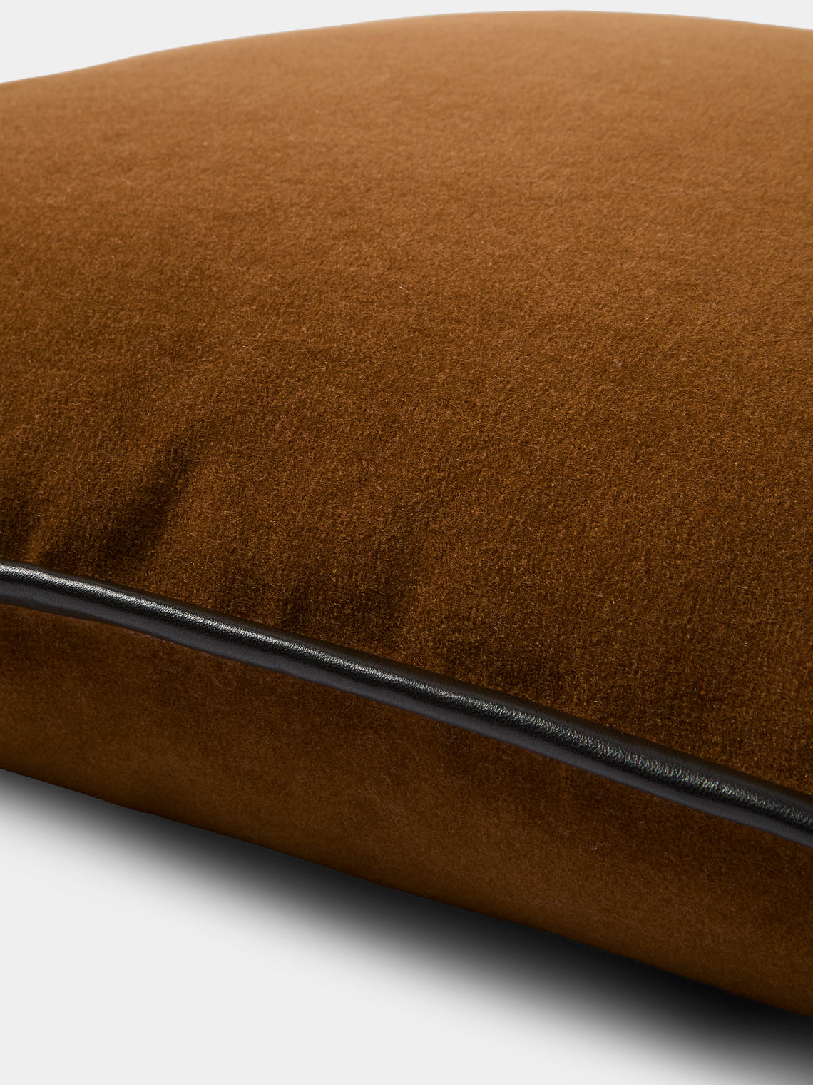 de Le Cuona - Merino Velvet Pillow (21.5in/55cm) - Brown - ABASK