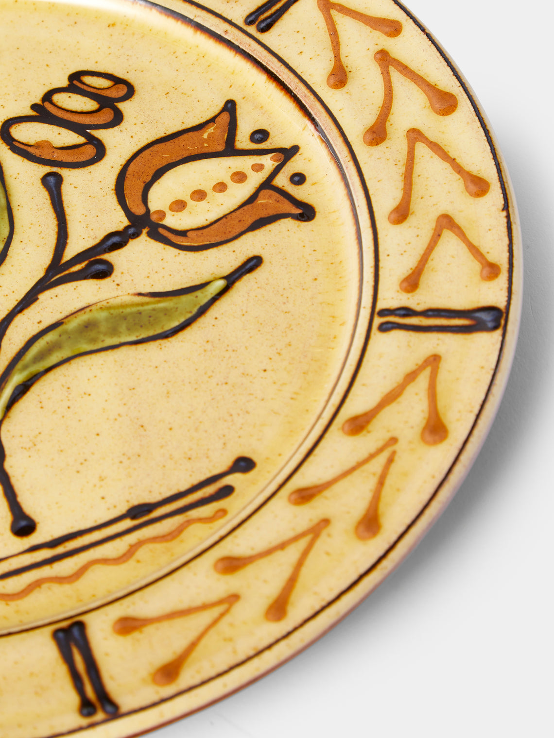 Fitch & McAndrew - Tulips and Buds Slipware Dinner Plate (10.2in/26cm) - Yellow - ABASK