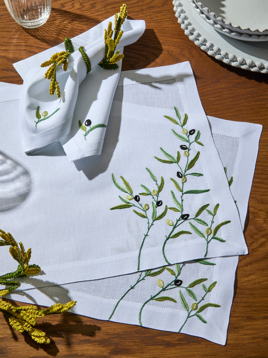 Taf Firenze - | Set of 6 | Olive Branch Hand-Embroidered Linen Placemats and Napkins - White - ABASK