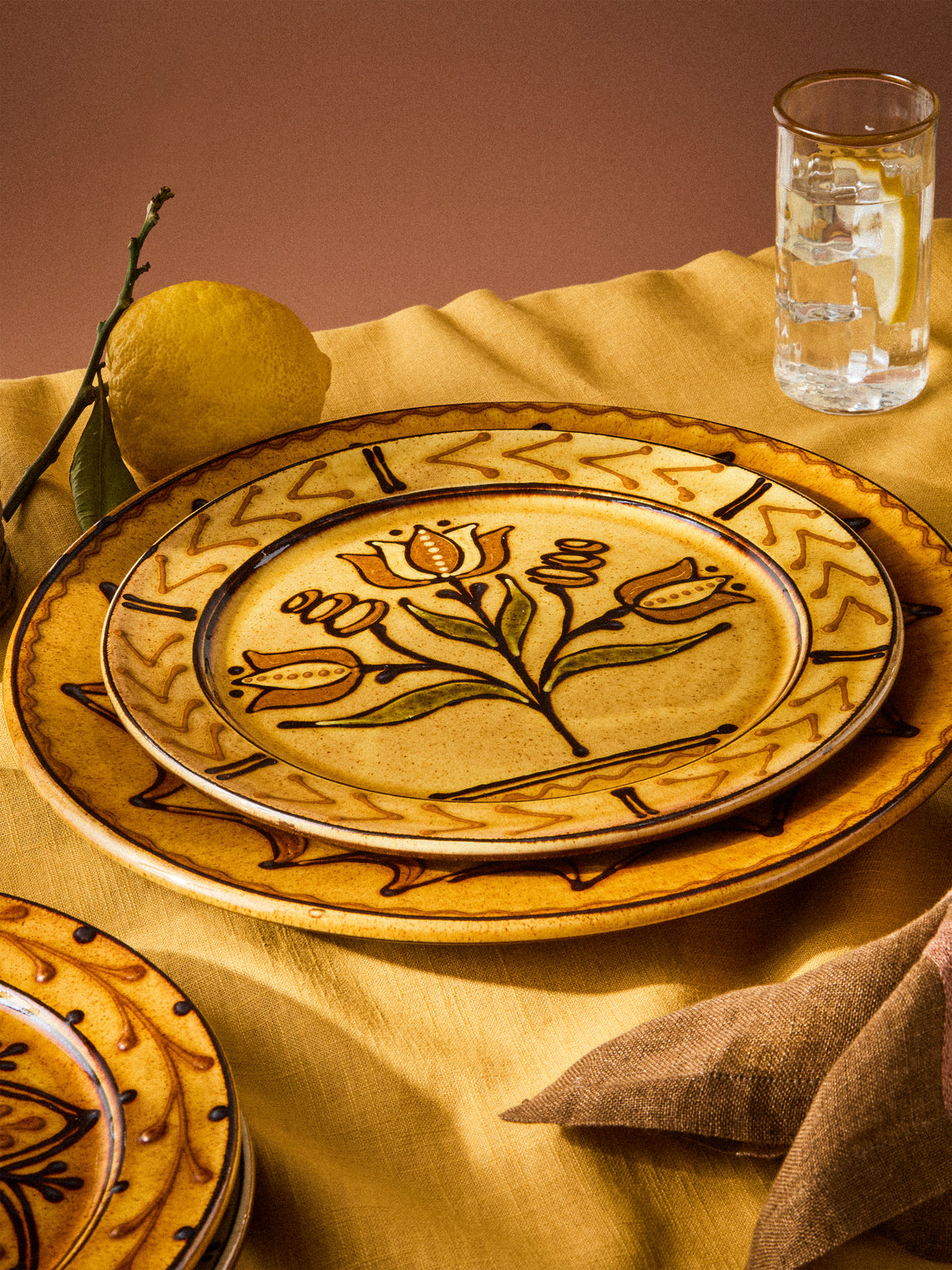 Fitch & McAndrew - Tulips and Buds Slipware Dinner Plate (10.4in/26.5cm) - Orange - ABASK
