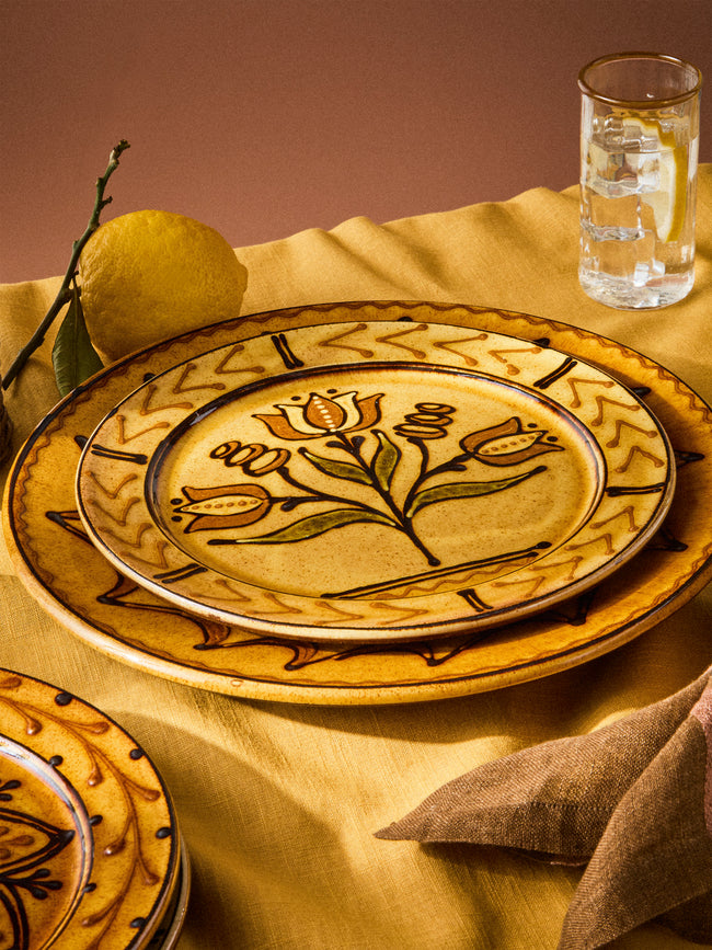 Fitch & McAndrew - Tulips and Buds Slipware Dinner Plate (10.4in/26.5cm) - Orange - ABASK
