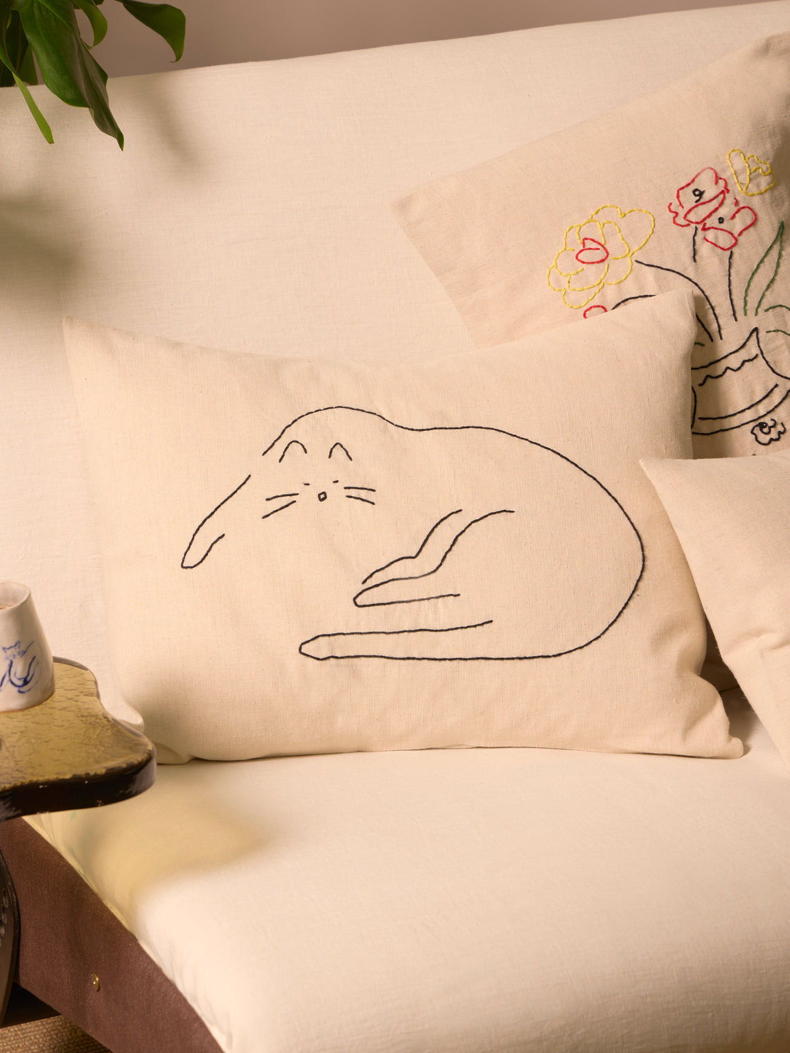 Oeuvres Sensibles - Cat Hand-Embroidered Cotton and Hemp Cushion (15.5in/40cm) - Cream - ABASK